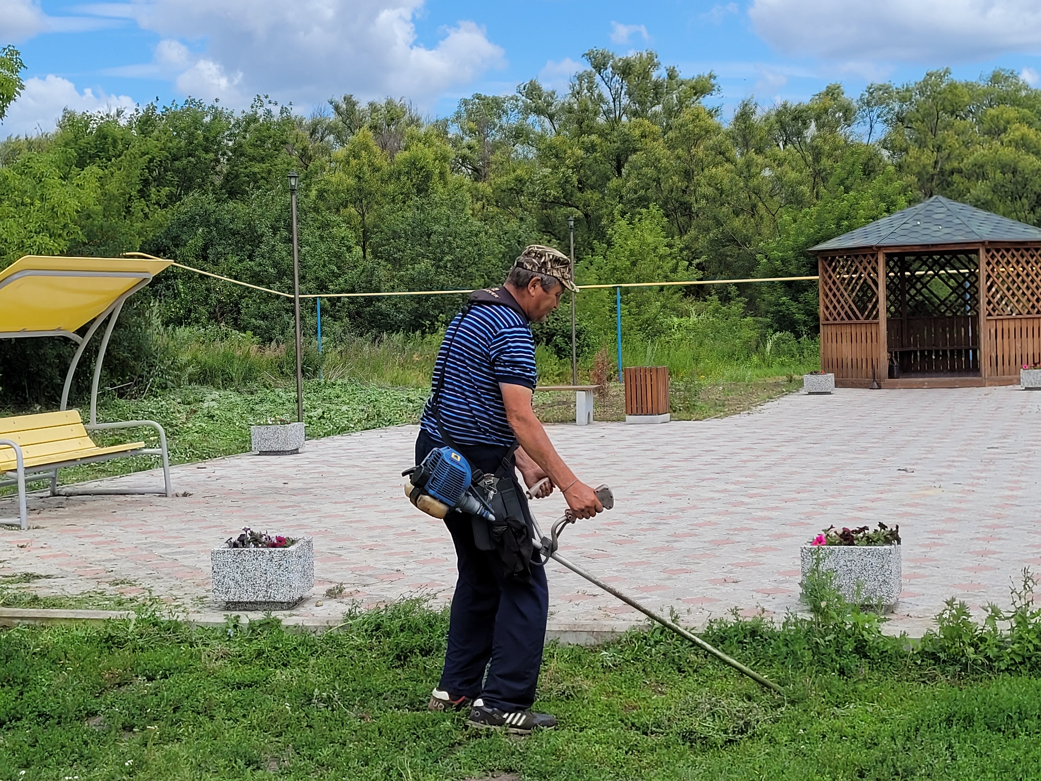 В Салтыковском муниципальном образовании продолжаются работы по благоустройству территорий населенных пунктов..