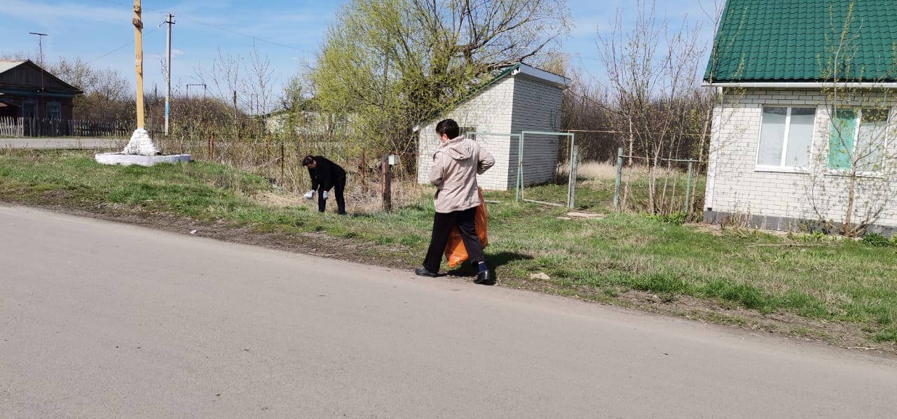 Сотрудники Салтыковского детского сада &quot;Елочка&quot; провели субботник по уборке улицы Центральной от мусора..