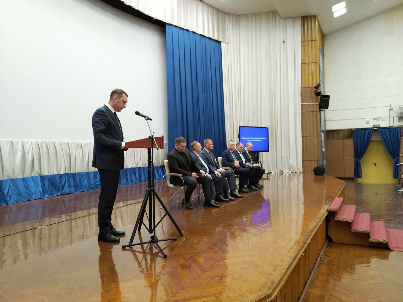 Губернатор Саратовской области провел встречу с главами районов Саратовской области по вопросу развития муниципальных районов Саратовской области.